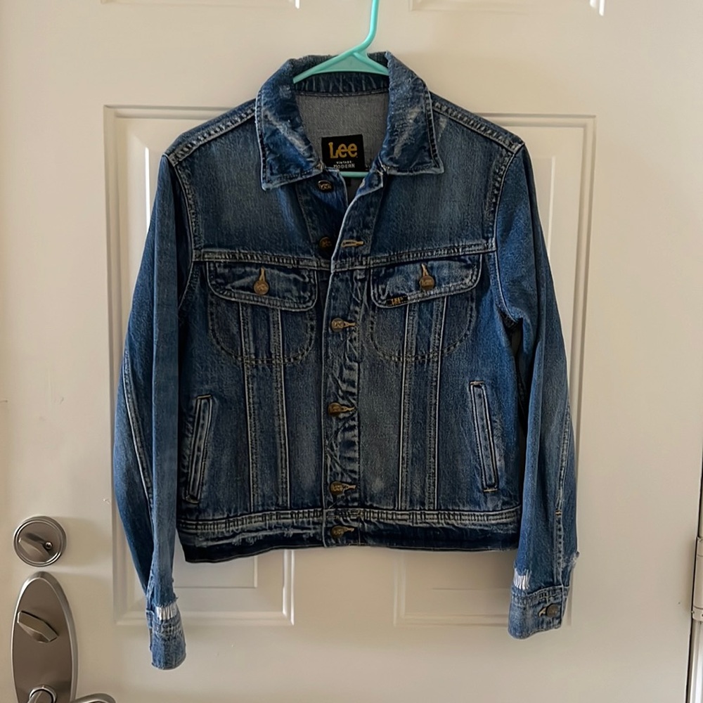 LEE jean jacket size small. medium wash color with frayed look.